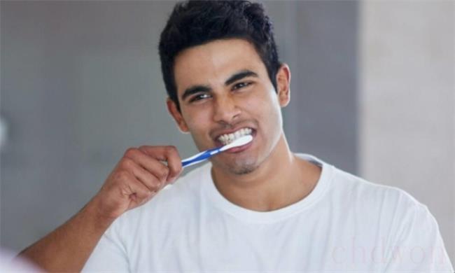 刷牙前用牙刷沾水？教你正确刷牙方法（）