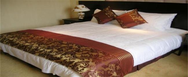 为什么酒店床上都有一块绸缎布