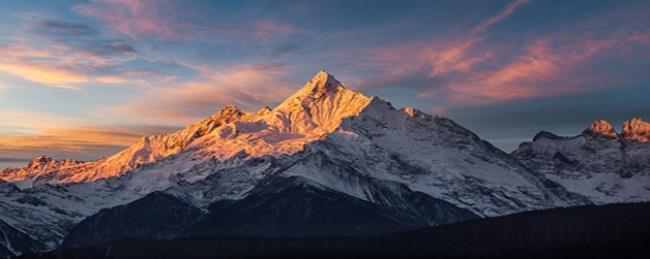珠穆朗玛峰山脉的海拔大约是多少米