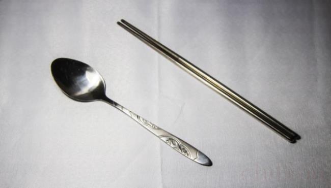 合金筷子是由什么制成的