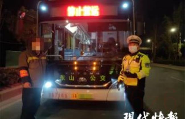 闯红灯扣6分罚多少钱（道路交通安全法规定）